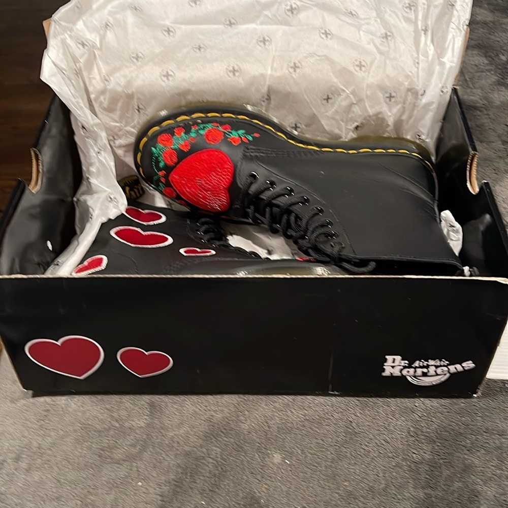 Brand new women black with hearts size 7 - Picture 8 of 11